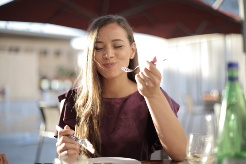 L'Alimentation Intuitive : Un Remède Contre les Compulsions Alimentaires ?